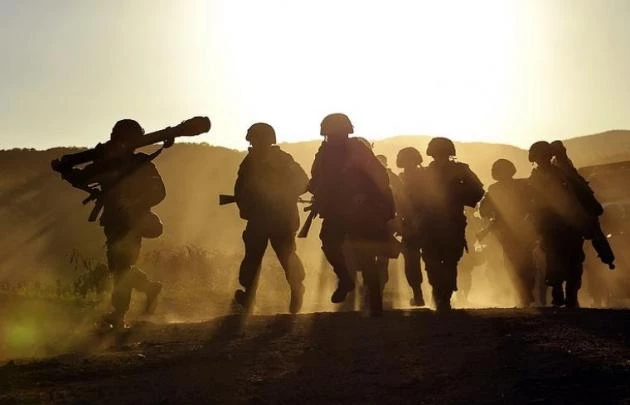 Σε κατάσταση υψηλού συναγερμού μεγάλοι στρατιωτικοί σχηματισμοί με εντολή Πούτιν!